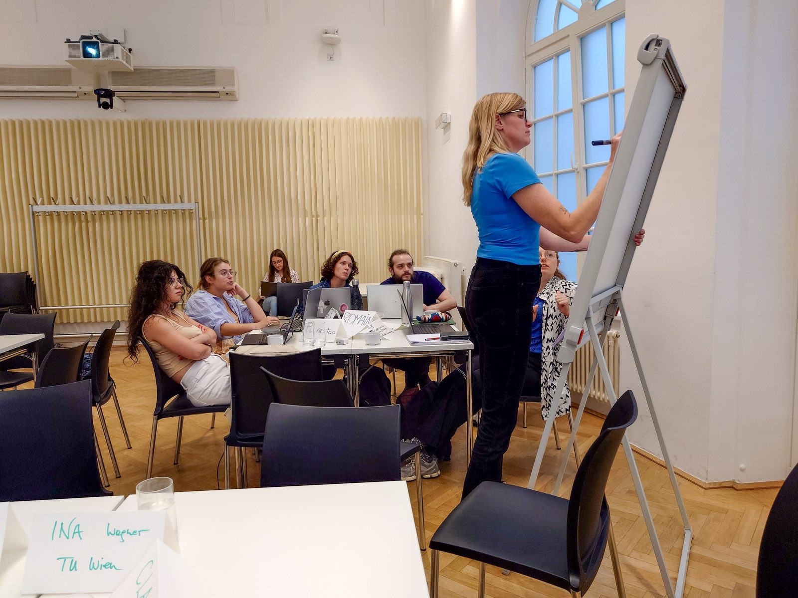 Vortrag am Flipchart im Seminarraum